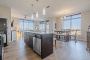 Luxurious Downtown Corner 2bd2bth-City/River- 320 Parking included