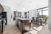 Luxury Downtown 2 bed 2 bath corner unit- 304 Parking included