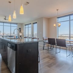 Luxurious Downtown Corner 2 bd 2bth- 220 Parking included