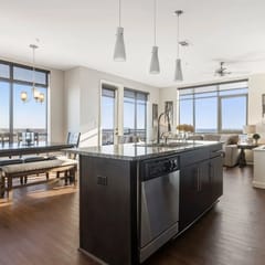 Luxurious Downtown Corner Views 2 bed 2bath 611-Parking included