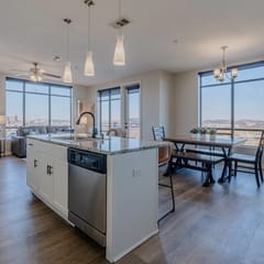 Luxurious Downtown High floor Corner-2bd2bth- 420
