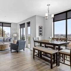 Luxurious Downtown High floor Corner-2bd2bth- 520 Parking included