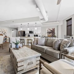 Luxurious Downtown-2 bed 2 bath Corner 2M Parking included