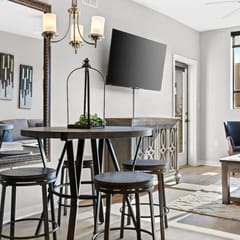 Luxurious Large 2 bed 2 bath Downtown Condo- 302 Parking included