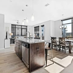 Luxury Downtown 2 bed 2 bath corner unit- 304 Parking included