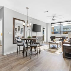 Luxurious Large 2 bed 2 bath Downtown Condo- 202 Parking included