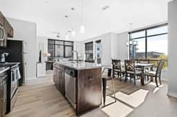 Luxury Downtown 2 bed 2 bath corner unit- 304 Parking included
