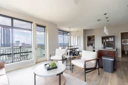 Luxurious City and River Views-2 bed 2 bath Corner Unit-High floor #521 - Image 4