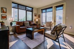Luxurious Downtown Corner unit- 2 Bd2 Bth- 321 Parking Included - Image 3