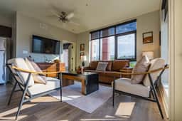 Luxurious Downtown Corner unit- 2 Bd2 Bth- 321 Parking Included - Image 5