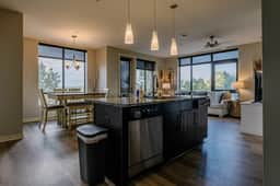 Luxurious Downtown Corner Views 2 bed 2bath- 211-Parking included - Image 2