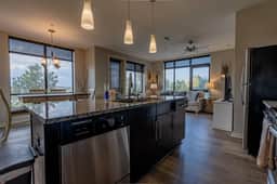Luxurious Downtown Corner Views 2 bed 2bath- 211-Parking included - Image 4