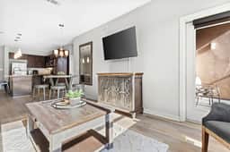 Luxurious Downtown 2 bedroom 2 bath- 1M Parking included - Image 4