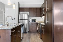 Luxurious Large 2 bed 2 bath Downtown Condo- 202 Parking included - Image 4