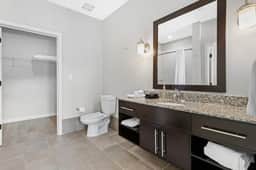 Luxurious Large 2 bed 2 bath Downtown Condo- 202 Parking included - Image 5