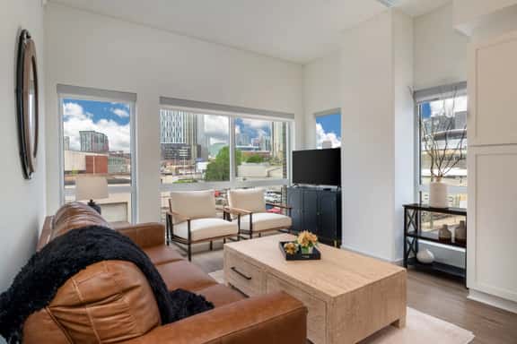 Lux Downtown Condo, steps to Broadway, P301 - free parking included - Image 1