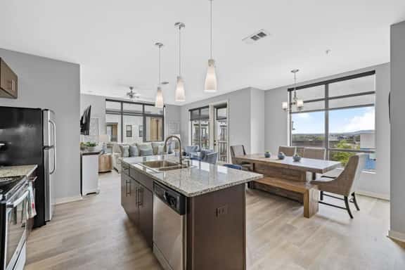 Luxurious Downton High Floor 2 br 2 bth Condo- 504 Parking included - Image 1