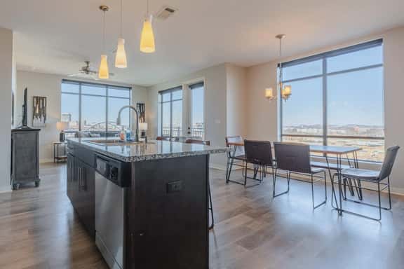 Luxurious Downtown Corner 2 bd 2bth- 220 Parking included - Image 1
