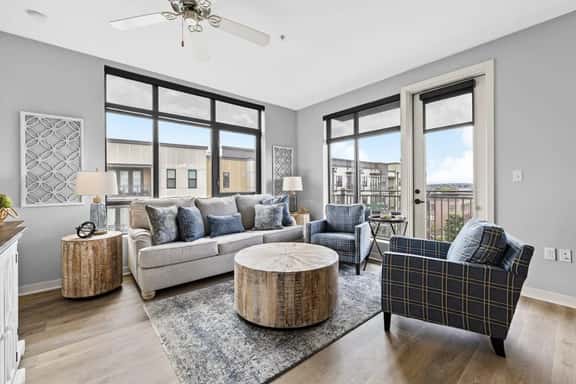 Luxurious Downtown Corner unit- 2 Bd2 Bth- 321 Parking Included - Image 1