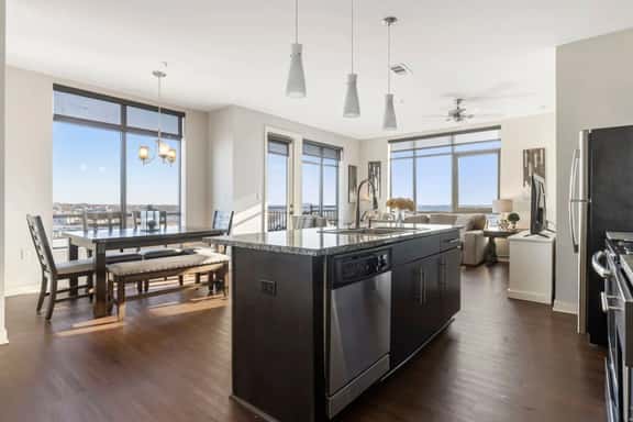 Luxurious Downtown Corner Views 2 bed 2bath 611-Parking included - Image 1