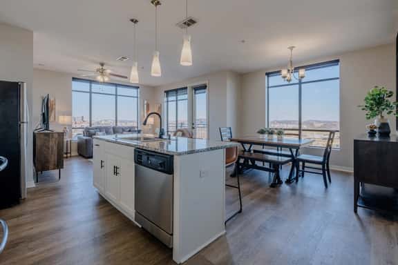 Luxurious Downtown High floor Corner-2bd2bth- 420 - Image 1