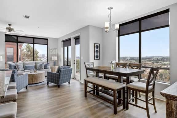 Luxurious Downtown High floor Corner-2bd2bth- 520 Parking included - Image 1