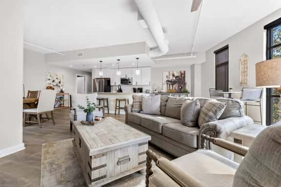 Luxurious Downtown-2 bed 2 bath Corner 2M Parking included - Image 1