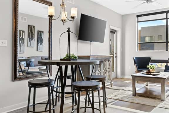 Luxurious Large 2 bed 2 bath Downtown Condo- 302 Parking included - Image 1