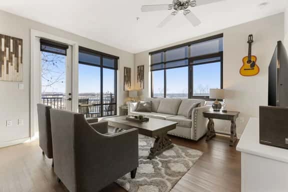 Luxurious Downtown Corner Views 2 bed 2bath- 211-Parking included - Image 1