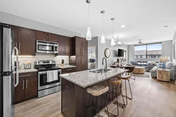 Luxurious Large 2 bed 2 bath Downtown Condo- 402 Parking included - Image 1