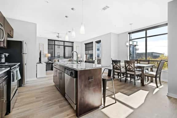 Luxury Downtown 2 bed 2 bath corner unit- 304 Parking included - Image 1