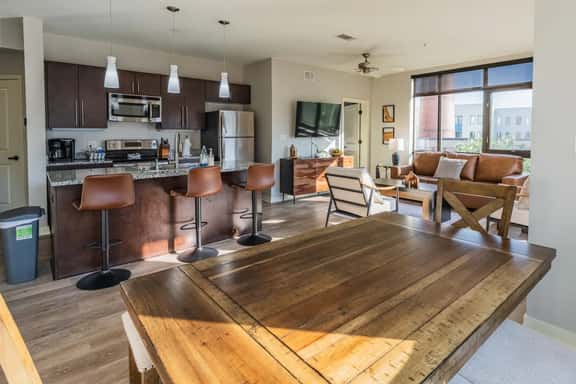 Luxurious Downtown Corner unit- 2 Bd2 Bth- 321 Parking Included - Image 1