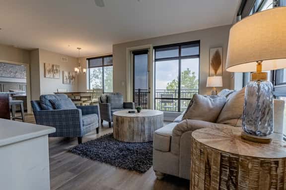 Luxurious Downtown Corner Views 2 bed 2bath- 211-Parking included - Image 1