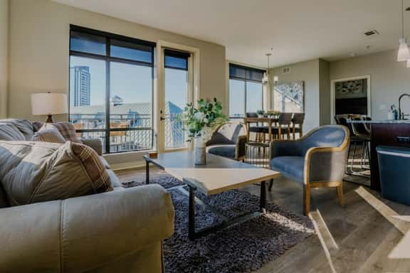 Luxurious City and River Views-2 bed 2 bath Corner Unit-High floor #521 - Image 1