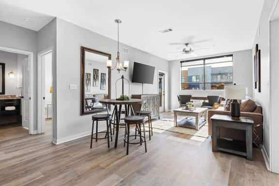 Luxurious Downtown 2 bedroom 2 bath- 1M Parking included - Image 1