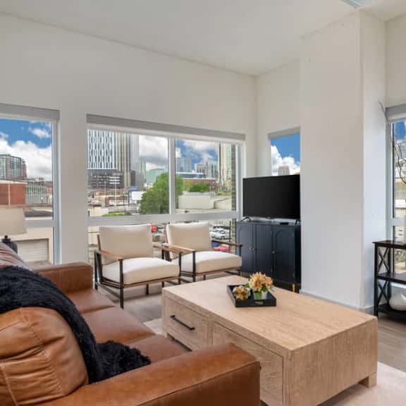 Lux Downtown Condo, steps to Broadway, P301 - free parking included - Image 1