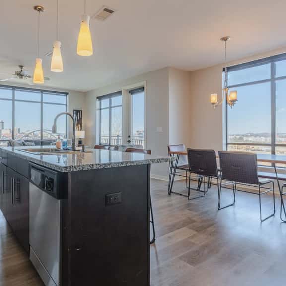 Luxurious Downtown Corner 2 bd 2bth- 220 Parking included - Image 1