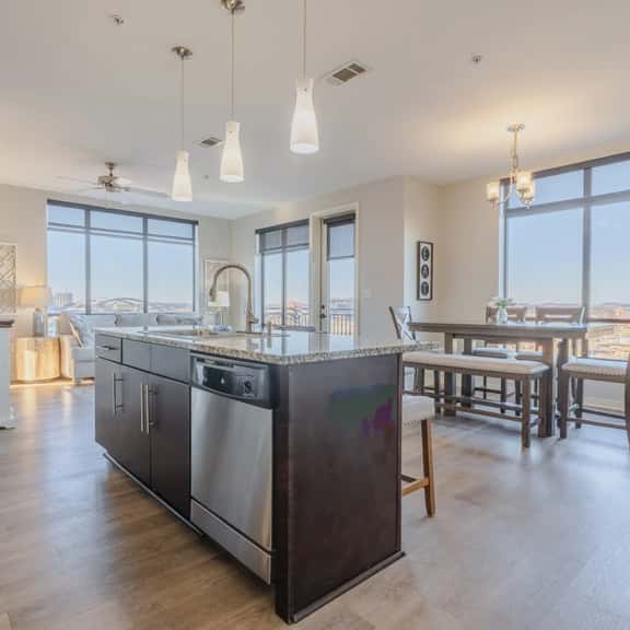 Luxurious Downtown Corner 2bd2bth-City/River- 320 Parking included - Image 1
