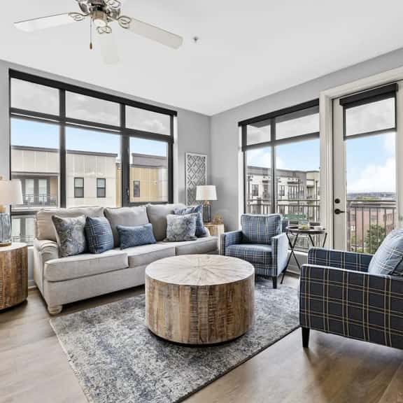 Luxurious Downtown Corner unit- 2 Bd2 Bth- 321 Parking Included - Image 1