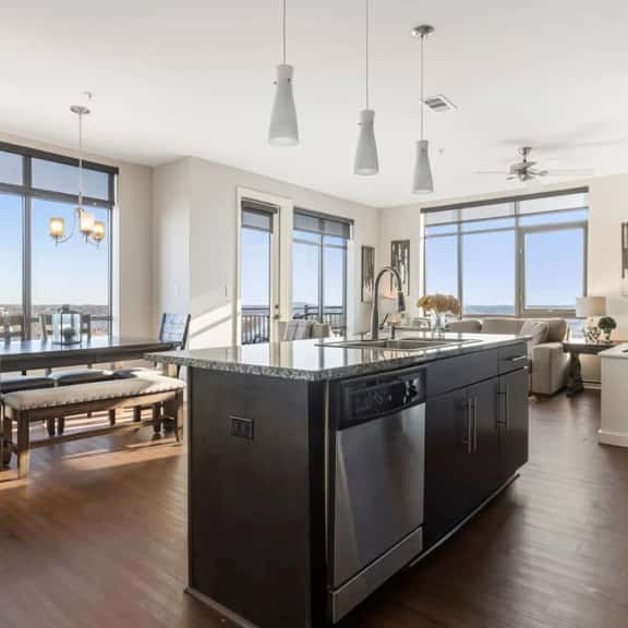 Luxurious Downtown Corner Views 2 bed 2bath 611-Parking included - Image 1