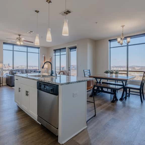 Luxurious Downtown High floor Corner-2bd2bth- 420 - Image 1