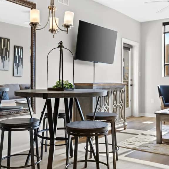 Luxurious Large 2 bed 2 bath Downtown Condo- 302 Parking included - Image 1