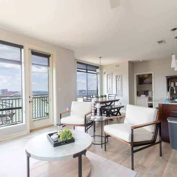 Luxurious large Downtown Top Floor Corner 2 Bed 2 bath - 621 parking included - Image 1