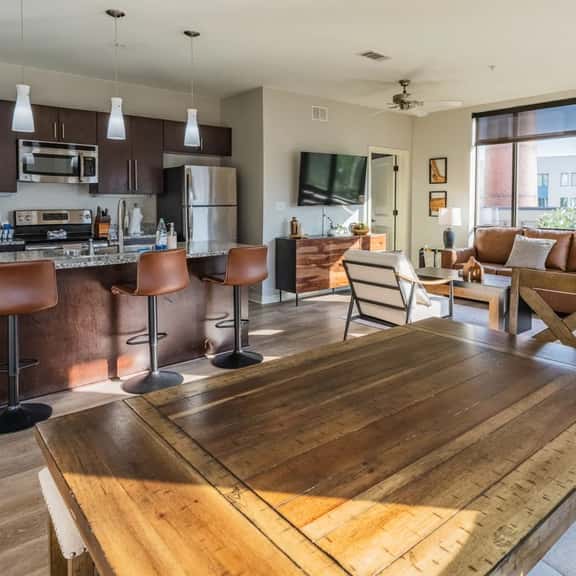 Luxurious Downtown Corner unit- 2 Bd2 Bth- 321 Parking Included - Image 1