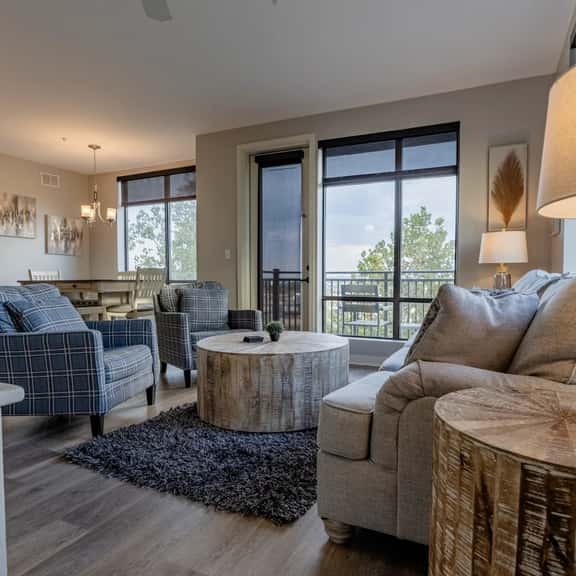 Luxurious Downtown Corner Views 2 bed 2bath- 211-Parking included - Image 1