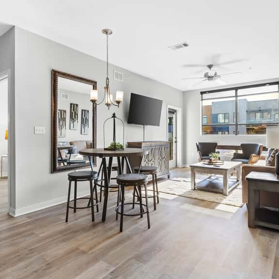 Luxurious Downtown 2 bedroom 2 bath- 1M Parking included - Image 1