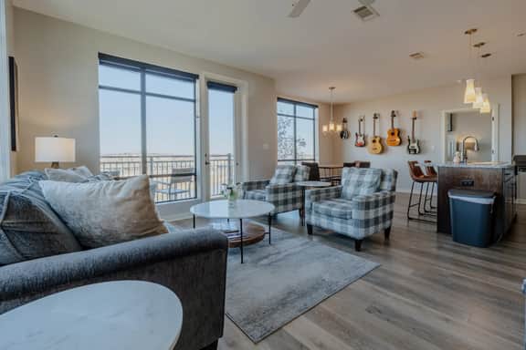 Luxurious Downtown Corner 2 bd 2bth- 220 Parking included