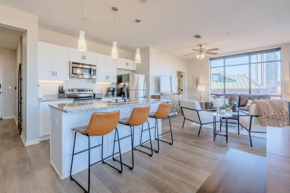 Luxurious Downtown High floor Corner-2bd2bth- 420