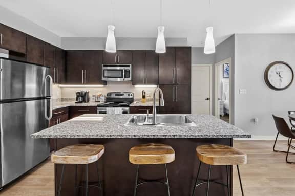 Luxurious Large 2 bed 2 bath Downtown Condo- 402 Parking included