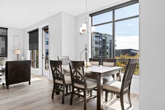 Luxury Downtown 2 bed 2 bath corner unit- 304 Parking included